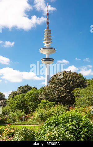 Blick auf den Park Planten un Blomen und der Fernsehturm in Hamburg, dem beliebten sportlichen und gleichzeitig erholsamen Ort, Deutschland. Stockfoto