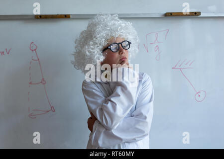 Schüler in weißen Perücke stehen im Labor in der Schule Stockfoto