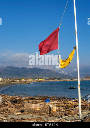 Bocca di Magra, Marinella, Massa Carrara Italien. Sonne und Strand Rückstände nach dem Orkan. Stockfoto