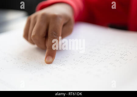 Blinde Schüler hand Lesen einer Blindenschrift buchen Sie im Klassenzimmer Stockfoto