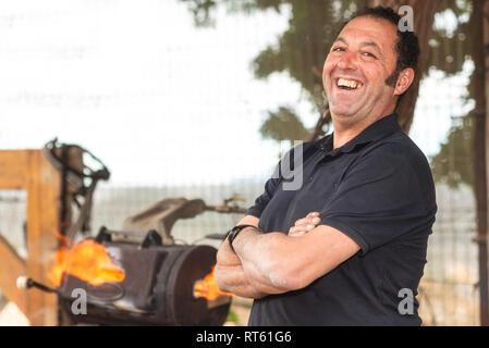 Schmied am Amboß, ein Hufeisen. Stockfoto