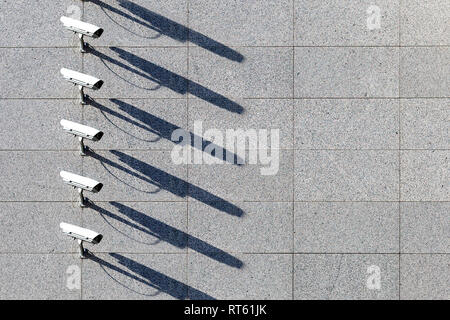 Sicherheit Videoüberwachung Kameras in einer Reihe an Marmor wand hintergrund.. Stockfoto