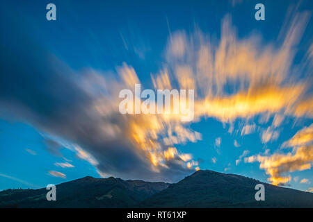 Lange Belichtung Foto des Vulkan Pichincha bei Sonnenuntergang in Quito, Ecuador. Würde eine Aschewolke oder Ausbruch dieses aktiven Vulkan aussehen? Stockfoto