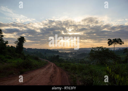 Sonnenuntergang am Trans-Amazonian Highway in Brasilien Überquerung des mittleren Amazonas Regenwald Stockfoto