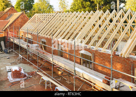 UK Baustelle mit Gerüst. Teil einer Periode Haus ist mit modernen Gebäude Methoden wiederhergestellt. Stockfoto