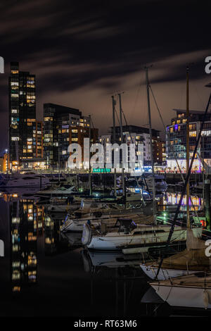 Nacht Zeit im Ocean Village, Southampton, Hampshire, Großbritannien Stockfoto