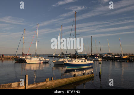 Segeln Boote in einer ruhigen Marina Stockfoto