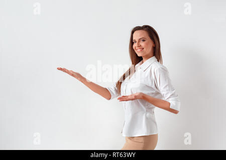 Freestyle. Frau, die isoliert auf weißem angezeigt Platz lächelte zuversichtlich Stockfoto