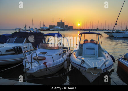 Boote bei Sonnenaufgang am Hafen von Mandraki, Rhodes, Griechenland Stockfoto