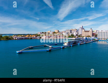 Die Kreuzfahrt Schiff den Hafen in der Altstadt von San Juan, Puerto Rico. Stockfoto