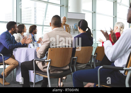 Gruppe von Geschäftsleuten applaudieren, in einem Business Seminar Stockfoto