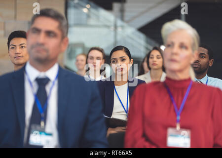 Aufmerksame junge geschäftsfrau in einem Business Seminar Stockfoto