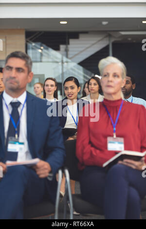Aufmerksame junge geschäftsfrau in einem Business Seminar Stockfoto