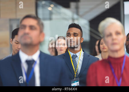 Aufmerksame junge Unternehmer in einem Business Seminar Stockfoto