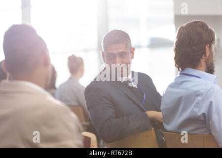 Geschäftsmann Interaktion mit seinen Kollegen während der Seminar Stockfoto