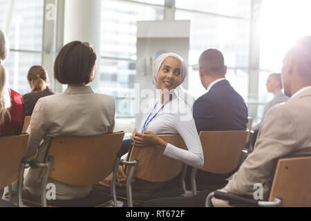 Junge Geschäftsfrau, die Interaktion mit seinen Kollegen während der Seminar Stockfoto