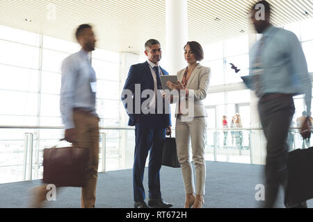 Unternehmensleiter diskutieren über digital-Tablette Stockfoto