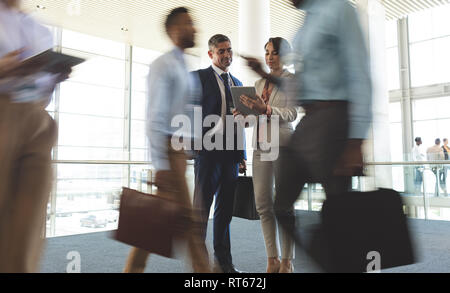 Unternehmensleiter diskutieren über digital-Tablette Stockfoto