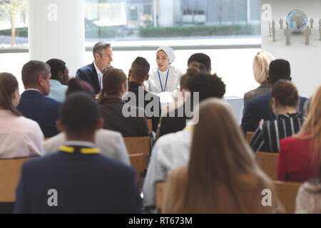 Gruppe von Geschäftsleuten an einem Business Seminar Stockfoto