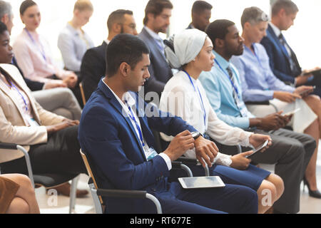 Junge Unternehmer mit smartwatch während der Seminar Stockfoto