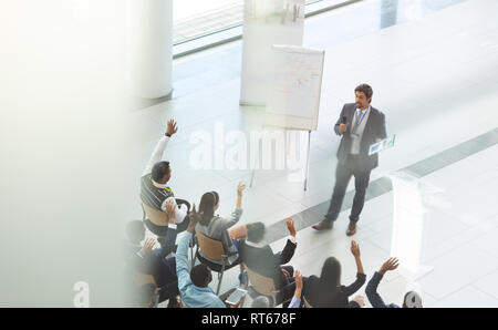 Geschäftsmann die Beantwortung von Fragen zu Business Konferenz Stockfoto
