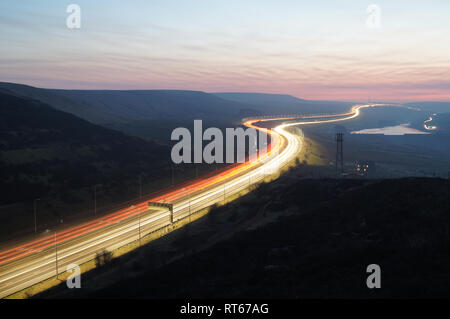 Die Autobahn M62 von der Scammonden-Brücke aus gesehen, mit Blick nach Westen zum höchsten Punkt an der Ausfahrt 22. M62 Gipfel, Aussicht, Dämmerung, leichte Wanderwege. VEREINIGTES KÖNIGREICH Stockfoto