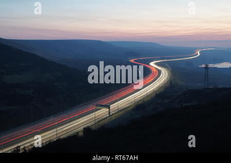 Die Autobahn M62 von der Scammonden-Brücke aus gesehen, mit Blick nach Westen zum höchsten Punkt an der Ausfahrt 22. M62 Gipfel, Aussicht, Dämmerung, leichte Wanderwege. VEREINIGTES KÖNIGREICH Stockfoto