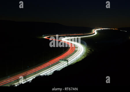 Die Autobahn M62 von der Scammonden-Brücke aus gesehen, mit Blick nach Westen zum höchsten Punkt an der Ausfahrt 22. M62 Gipfel, Aussicht, Nacht, leichte Wanderwege. VEREINIGTES KÖNIGREICH Stockfoto