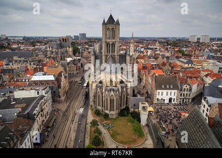 Luftaufnahme der Stadt an einem bewölkten Tag von der Oberseite der Belfried von Gent in Richtung St. Nicholas Kirche, Gent, Belgien Stockfoto