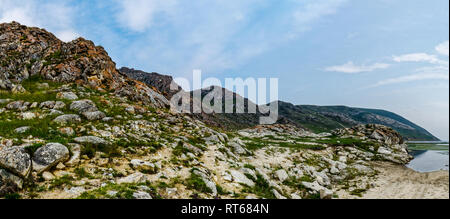Felsen in der Nähe der Ufer des Baikalsees, die Landschaft der Natur des Baikalsees. Felsen in der Nähe der Ufer des Baikalsees, die Landschaft der Natur des Baikalsees. Stockfoto