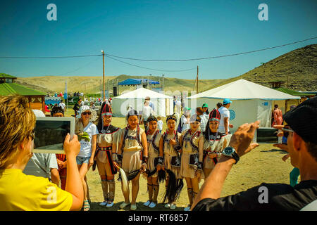 Ulan-Ude, Republik Burjatien, Russland - 15. Juli 2015: Burjaten in Tracht, ethnischen Urlaub der indigenen Völker der Baikal. Ulan Ude Re Stockfoto