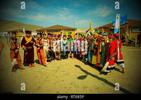 Ulan-Ude, Republik Burjatien, Russland - 15. Juli 2015: Burjaten in Tracht, ethnischen Urlaub der indigenen Völker der Baikal. Ulan Ude Re Stockfoto