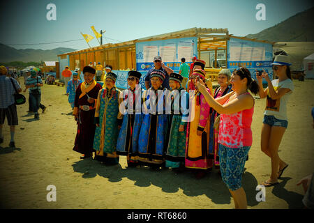 Ulan-Ude, Republik Burjatien, Russland - 15. Juli 2015: Burjaten in Tracht, ethnischen Urlaub der indigenen Völker der Baikal. Ulan Ude Re Stockfoto