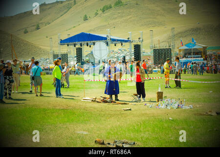 Ulan-Ude, Republik Burjatien, Russland - 15. Juli 2015: Burjaten in Tracht, ethnischen Urlaub der indigenen Völker der Baikal. Ulan Ude Re Stockfoto