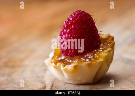 Gebackene griescreme Teig gefüllt mit Marmelade gekrönt mit einem frischen Himbeeren Stockfoto