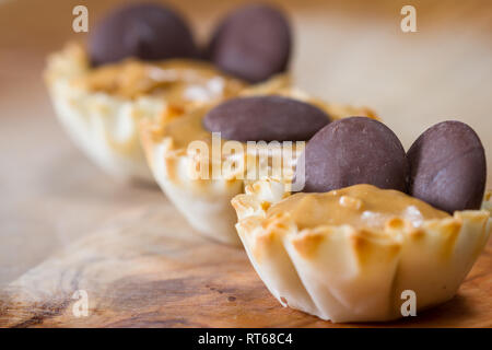 Gebackene griescreme Teig Cups mit Erdnussbutter gekrönt mit dunkler Schokolade Wafer gefüllt Stockfoto