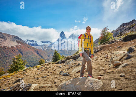 Chile, Cerro Castillo, Frau auf einer Wanderung in den Bergen Stockfoto