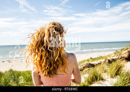 Niederlande, Zandvoort, die Frau in den Dünen Stockfoto