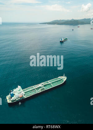 Indonesien, Bali, Luftaufnahme der Öltanker Stockfoto