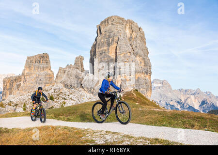 Italien, Cortina d'Ampezzo, zwei Menschen Radfahren mit Mountainbikes in die Dolomiten Stockfoto