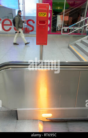 Roter Griff Schalter für Notbremsungen auf einer Rolltreppe. Stockfoto