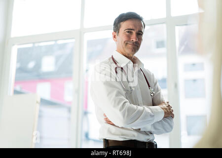 Porträt von zuversichtlich Arzt in der medizinischen Praxis Stockfoto
