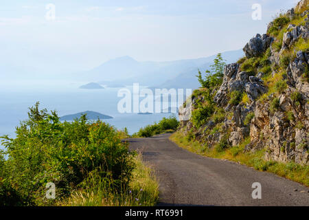 Montenegro, Berg Straße am Südufer des Lake Skadar Stockfoto