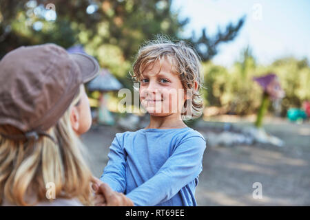 Portrait von lächelnden Jungen mit Mutter Natur Stockfoto