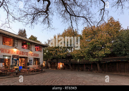 Shaxi, China - 21. Februar 2019: Zentrale Platz von shaxi Altstadt bei Sonnenuntergang Stockfoto