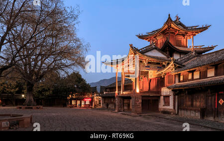 Shaxi, China - 21. Februar 2019: Zentrale Platz von shaxi Altstadt bei Sonnenuntergang mit dem alten Theater beleuchtet Stockfoto