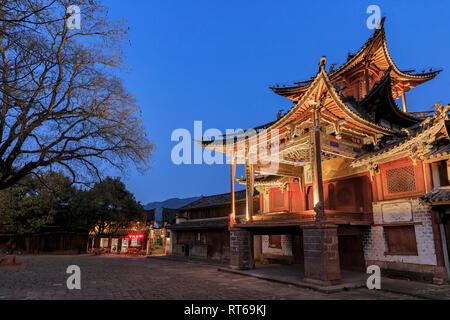 Shaxi, China - 21. Februar 2019: Zentrale Platz von shaxi Altstadt bei Sonnenuntergang mit dem alten Theater beleuchtet Stockfoto