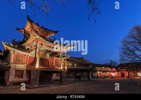 Shaxi, China - 21. Februar 2019: Zentrale Platz von shaxi Altstadt bei Sonnenuntergang mit dem alten Theater beleuchtet Stockfoto