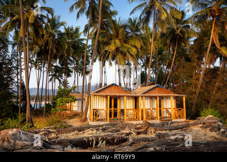 Tropical Hotel am Strand mit Balkon und Palmen in Goa, Indien Stockfoto