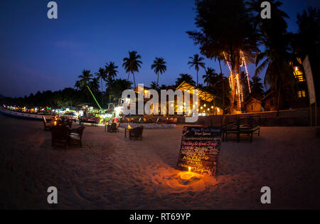 Romantische Strand mit Restaurant und Menü mit Kerzenschein bei Nacht in Palolem in Goa, Indien Stockfoto